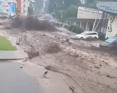 Coșmar pe DN1! Bușteniul, sub ape: momentul în care o femeie a fost salvată din calea viiturii violente