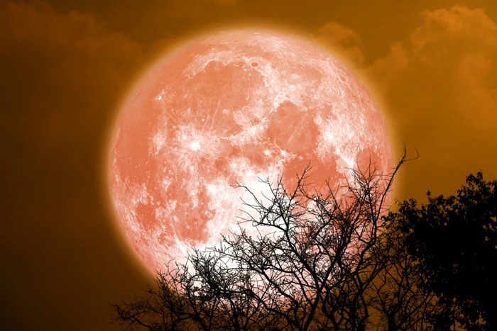 Ritualul secret de Luna Plină din 29 iulie! Ce trebuie să faci cu două lumânări ca să-ți schimbi viața