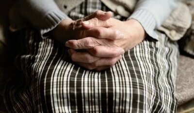 Banii pe care îi poți lua de la stat dacă îți îngrijești părintele bolnav. Cât se dă în 2026 și unde depui dosarul
