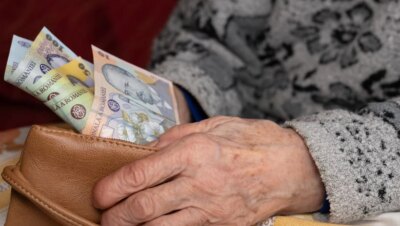 Veste bună pentru 2,5 milioane de români! Când intră pensiile pe card în iulie. Data la care vei avea banii