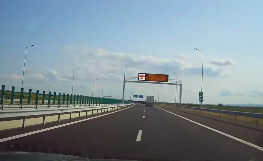 Gestul inconștient al unui șofer de 77 de ani pe Autostrada A7! Ce a pățit imediat după ce a fost filmat
