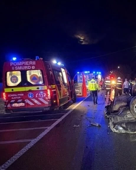 Accident grav la Suceava. Un șofer de 20 de ani a ajuns la spital după ce a intrat cu mașina într-un cap de pod