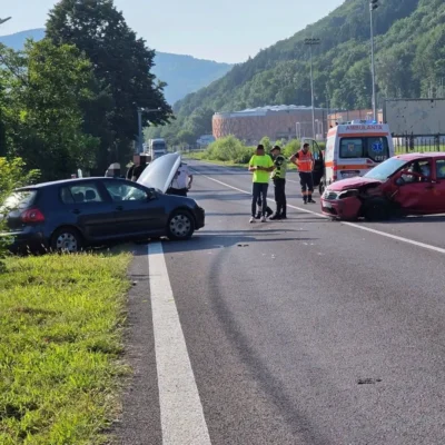 Accident grav pe DN7. Doi răniți după un impact frontal în județul Vâlcea