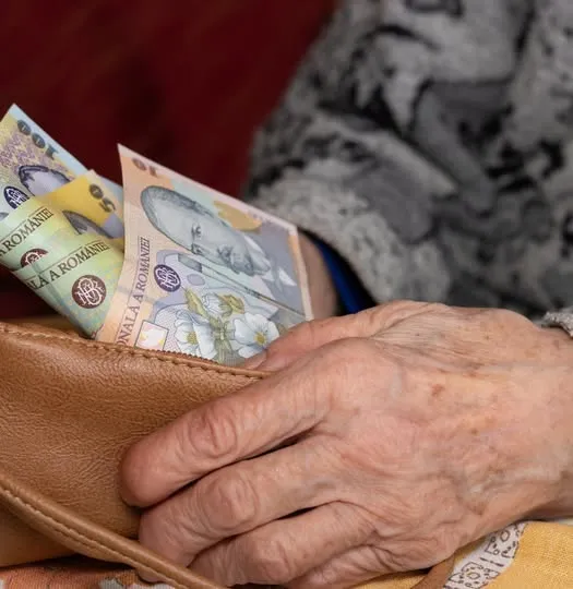 Ajutorul financiar pentru pensionarii cu venituri reduse. Ce sume se acordă în 2026 în funcție de pragurile stabilite