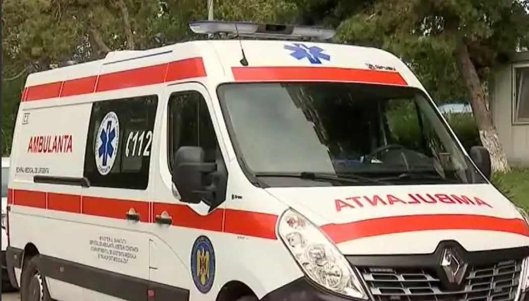 Accident grav provocat de un șofer în Vrancea. Fiul său de cinci ani și soția au ajuns la spital după ce mașina s-a răsturnat