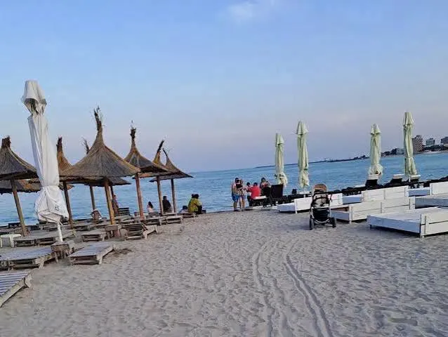 Vreme de toamnă pe litoral. Apa mării a coborât la 13 grade Celsius iar turiștii au fugit de pe plajă