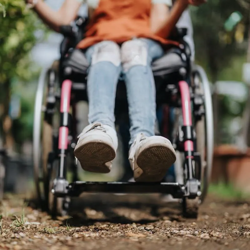 Primăria Dej acordă un ajutor lunar de 1.600 de lei pentru familiile care îngrijesc copii cu handicap