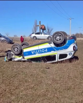 Accident grav pe E85. O autospecială de poliție s-a răsturnat după o coliziune cu un autoturism condus de o femeie