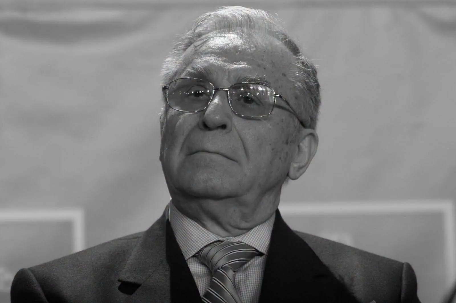 Un an de la moartea fostului președinte Ion Iliescu. Apropiații și preoții s-au adunat la Cimitirul Ghencea