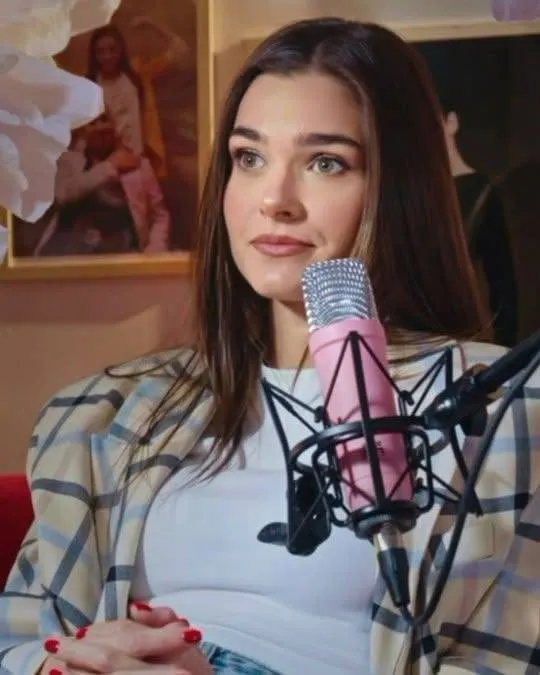 Theo Rose a făcut un anunț neașteptat pe internet. Fanii au crezut inițial că divorțează de Anghel Damian