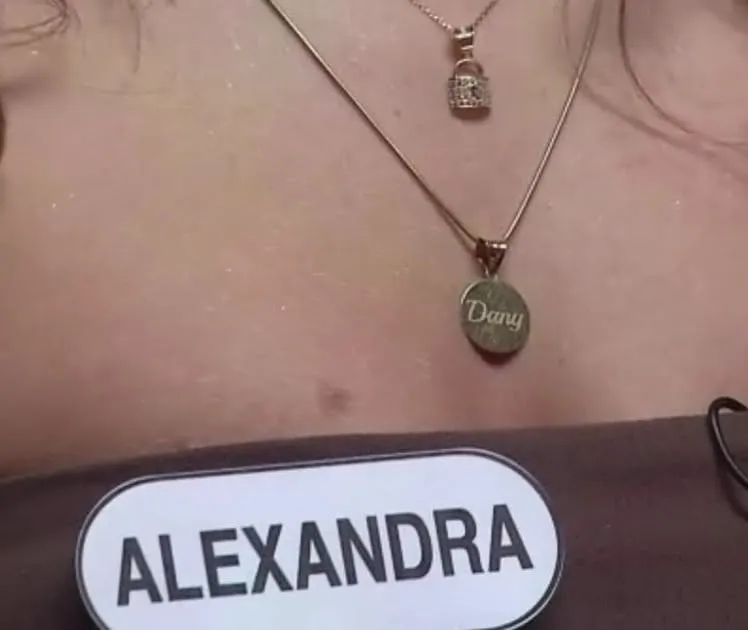 O nouă concurentă intră în Casa iubirii. Alexandra își face apariția cu un mesaj misterios la gât