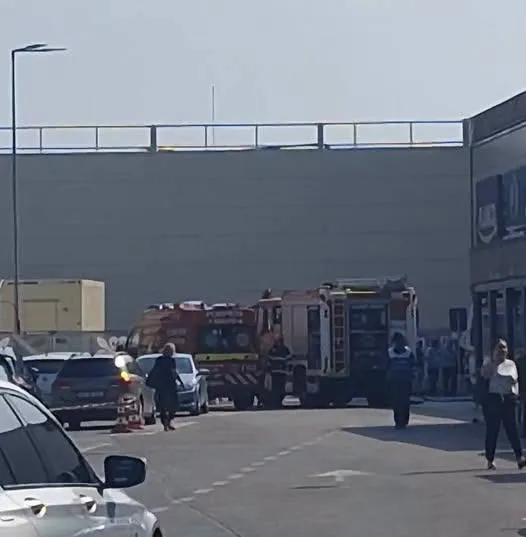 Incendiu într-un centru comercial din Deva. Sute de persoane evacuate în urma degajărilor masive de fum