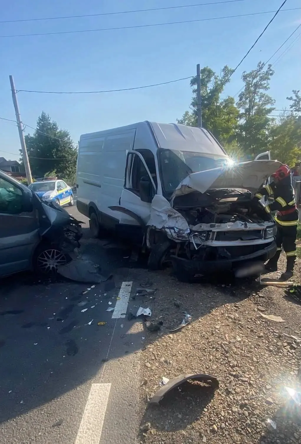 Accident grav pe DN 21. Trei persoane au fost rănite după ce două vehicule s-au izbit frontal