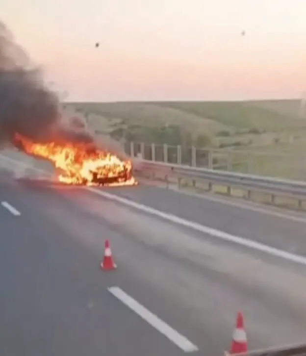 Incendiu pe autostradă între Timișoara și Arad. O mașină a ars complet în mers după ce o roată s-a supraîncălzit