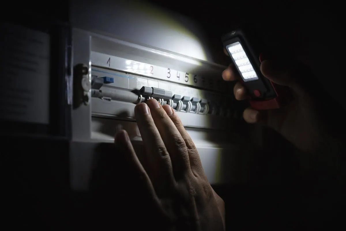 Apel la economie. Ministerul Energiei cere reducerea consumului de curent în orele de vârf până la finalul lunii august