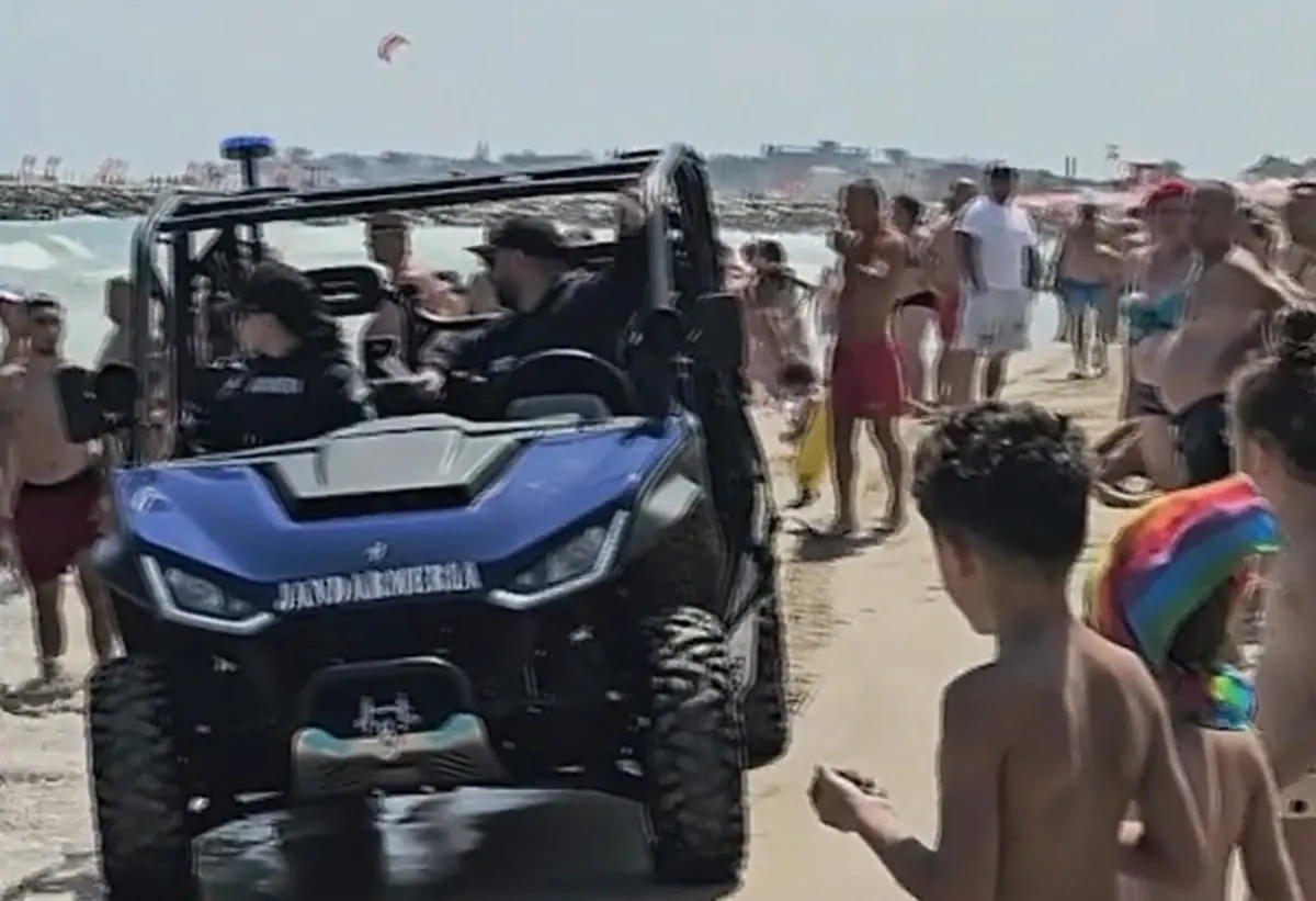 Tragedie pe litoral în cel mai aglomerat weekend. Un turist a murit în marea agitată deși era steagul roșu
