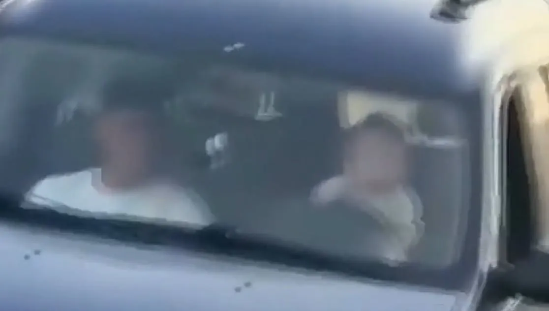Bebeluș de 11 luni, filmat la volanul unei mașini în Vrancea. Poliția a deschis dosar penal