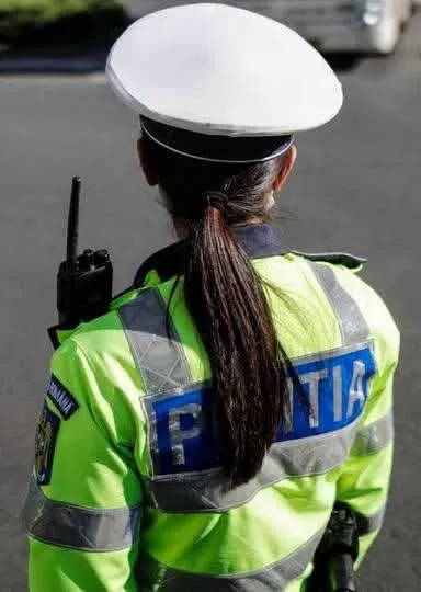 Polițistă din Vâlcea, cercetată disciplinar după ce a fost filmată în timp ce ștergea geamurile instituției