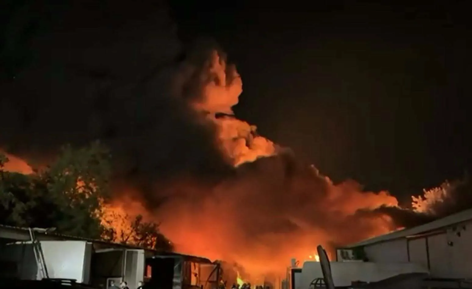 Incendiu violent la o hală din Capitală. Peste 20 de autospeciale au intervenit pentru stingerea flăcărilor