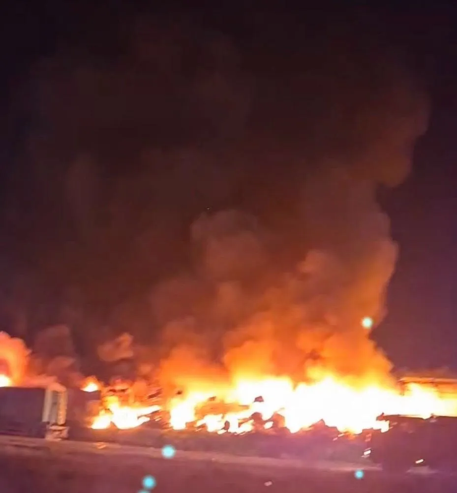 Incendiu de proporții la un depozit de uleiuri din Constanța. Pompierii intervin cu zeci de autospeciale