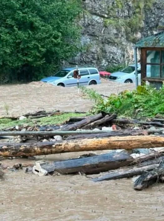 Furtună puternică în Argeș. Străzi inundate și trafic blocat din cauza ploilor torențiale