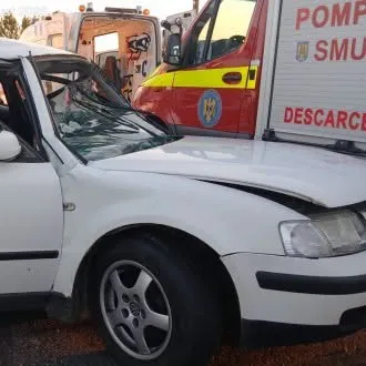 Accident grav pe DN 6 în Caraș-Severin. Un minor și doi adulți au ajuns la spital după ce mașina în care se aflau s-a izbit de un TIR