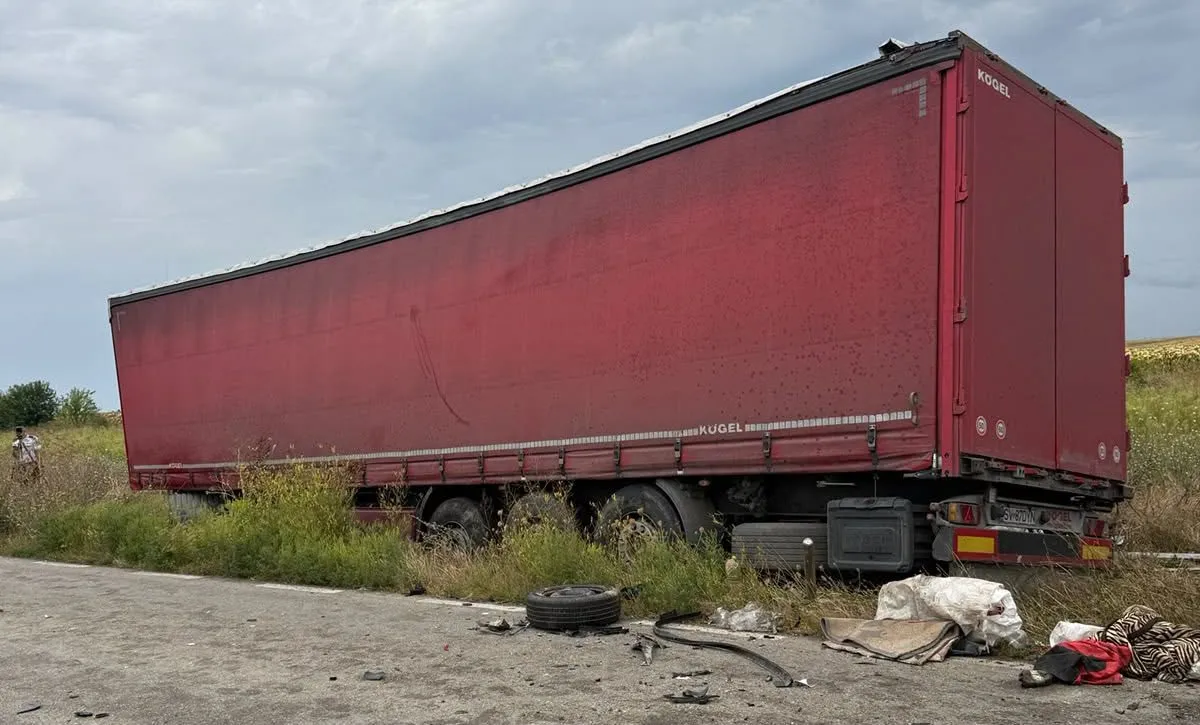 Accident mortal pe DJ381. Un șofer a decedat după ce mașina sa a fost strivită între două TIR-uri