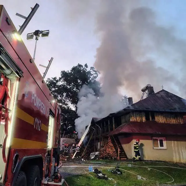 Incendiu devastator la Mănăstirea Bisericani. O persoană a fost găsită carbonizată în chilii