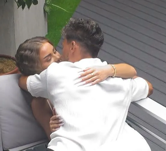 Primul sărut în Casa iubirii. Emanuel și Alexandra au trecut la pasul următor în emisiune