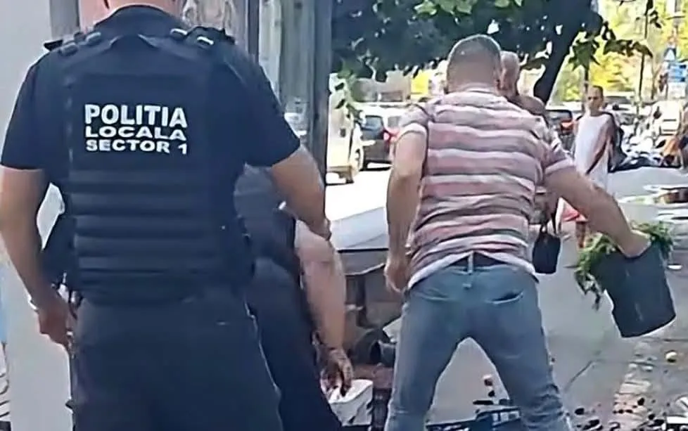Anchetă disciplinară după ce un polițist local i-a aruncat legumele pe stradă unei bătrâne în Capitală