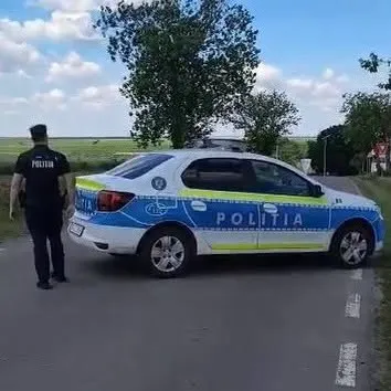 O tânără rătăcită noaptea într-o pădure din Mehedinți a fost găsită de salvatori după ore de căutări
