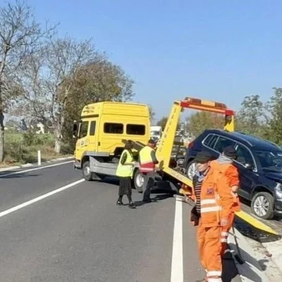 Accident rutier provocat de o interpretă de folclor în județul Botoșani. Mașina a ajuns în șanț după un impact violent