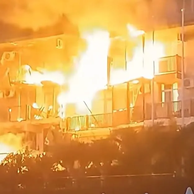 Incendiu violent în stațiunea Sozopol. Turiști evacuați de urgență din hoteluri după ce flăcările au cuprins o zonă de la plajă