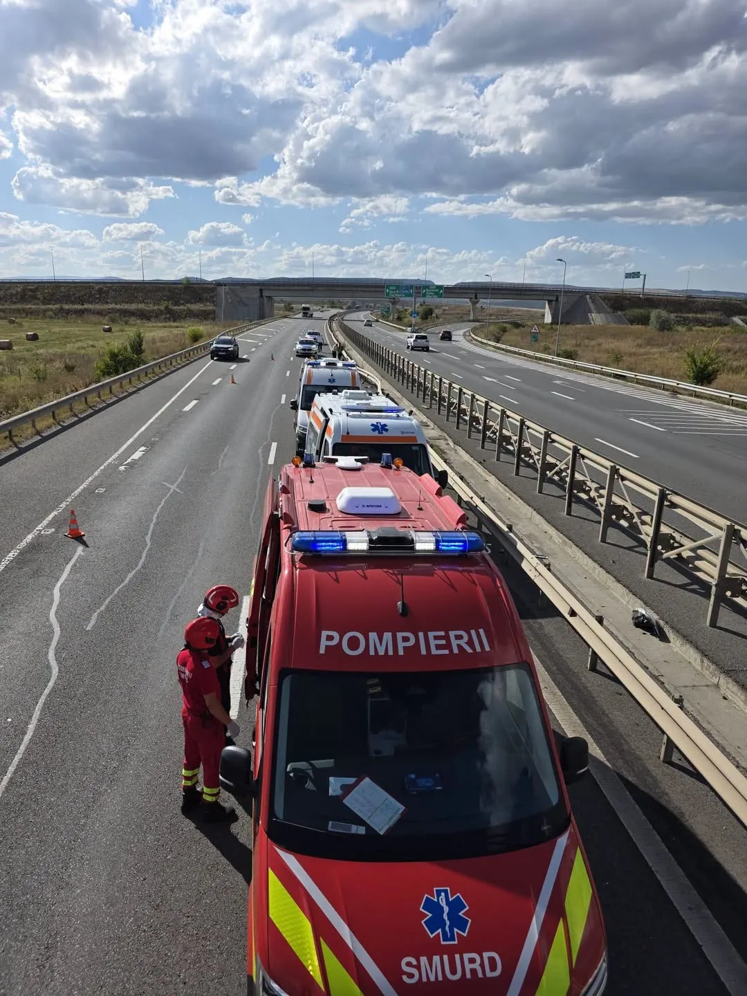 Accident rutier pe autostrada A3. Patru bărbați au fost răniți după ce un microbuz a intrat în parapet