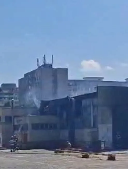 Incendiu puternic la o hală din Ferentari. Zeci de pompieri au intervenit în Capitală