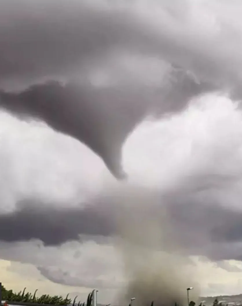Tornadă violentă în Franța. Sute de case distruse și zeci de răniți după ce furtuna a lovit sud-vestul țării