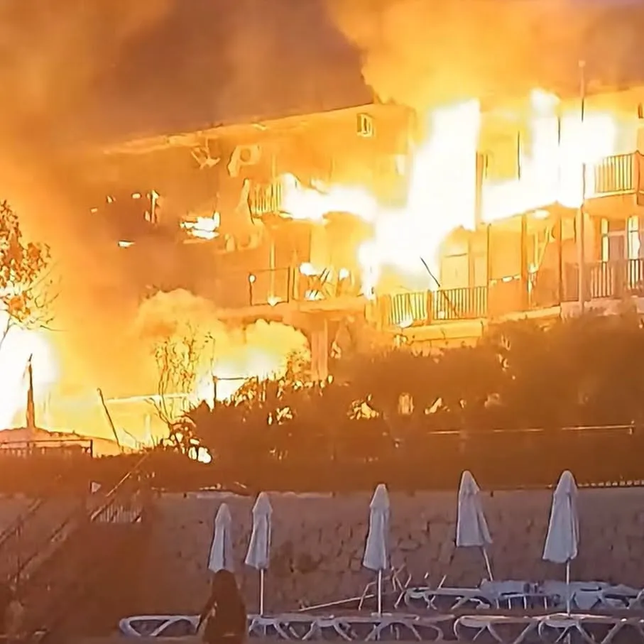 Incendiu de proporții într-o stațiune bulgară. Zeci de turiști evacuați în zori din calea flăcărilor
