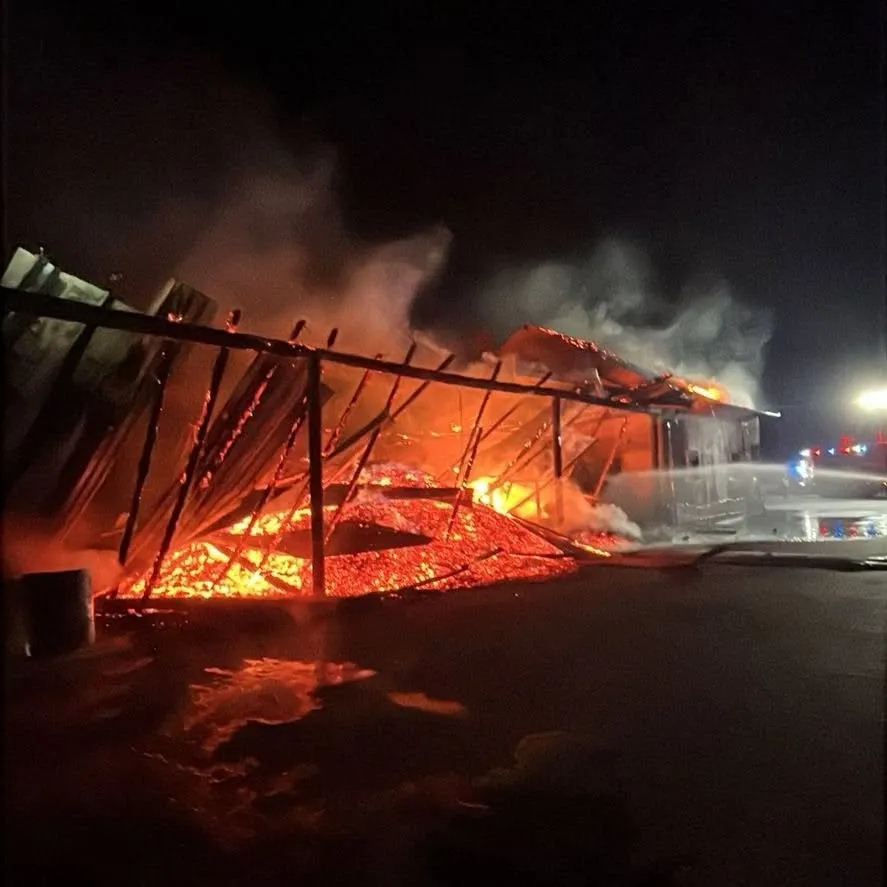 Incendiu violent la un depozit de cărbuni din Mureș. O hală și o casă au fost distruse de flăcări