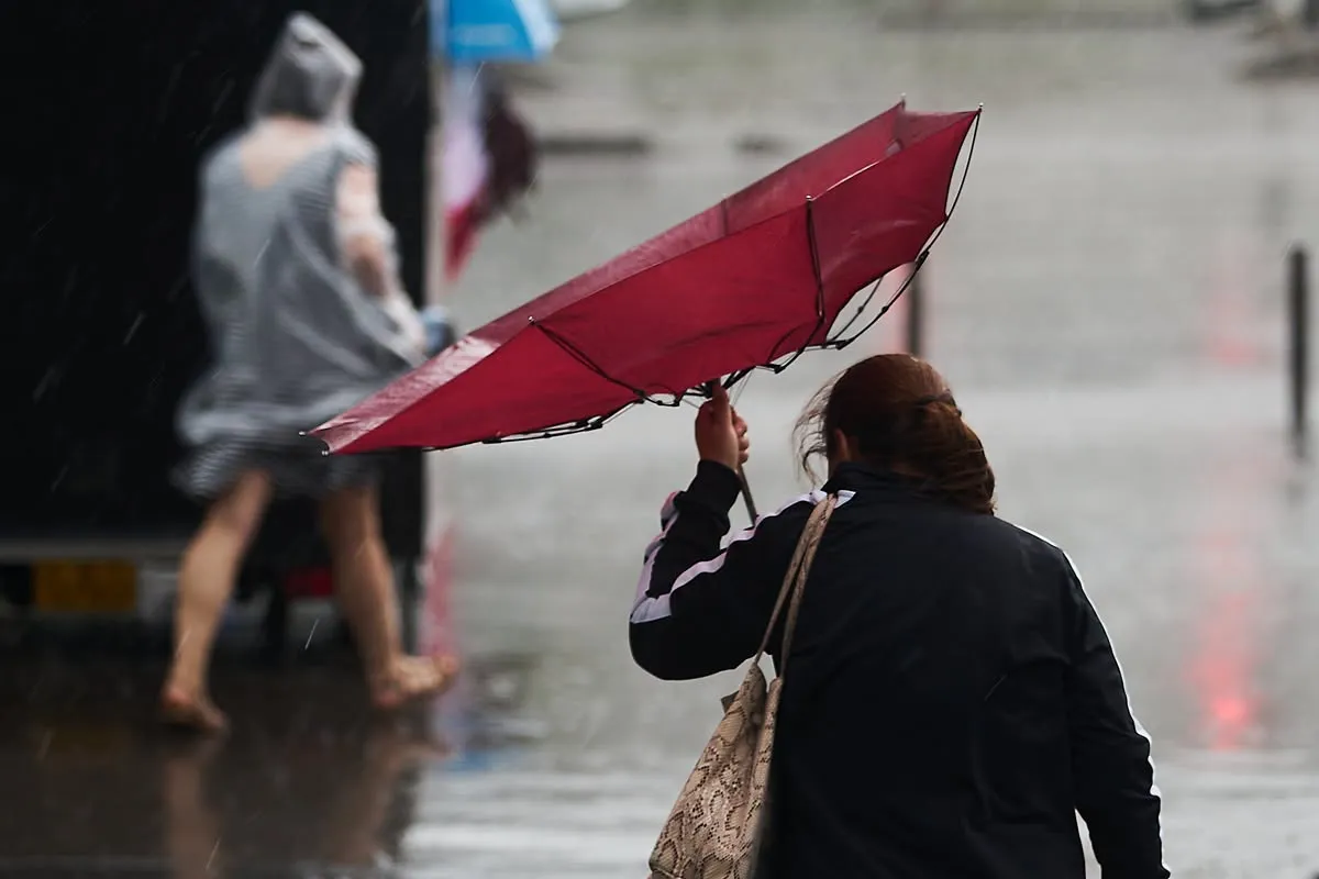 Valurile de căldură persistă în România. Meteorologii anunță temperaturi ridicate și ploi torențiale în următoarele săptămâni