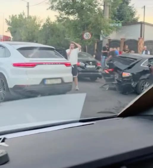Accident rutier în Colentina. Un minor băut și sub influența substanțelor interzise a lovit cinci mașini și a rănit patru oameni