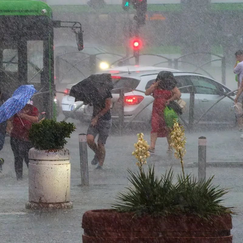 Meteorologii au emis avertizări de vreme severă. Furtuni violente și caniculă în mai multe județe