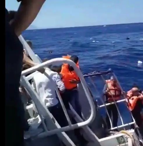 Naufragiu tragic în Cipru. Un feribot cu sute de oameni la bord s-a răsturnat în mare și autoritățile caută supraviețuitorii