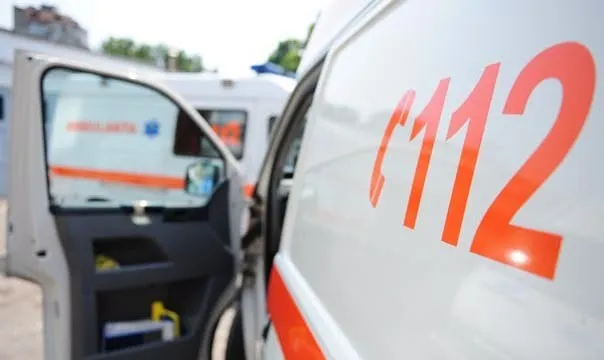 Accident rutier grav în Arad. Trei tineri au ajuns la spital după ce mașina în care se aflau s-a răsturnat