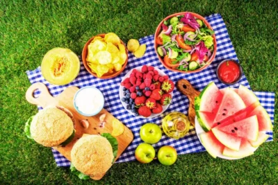 Greșeala pe care o fac mulți șoferi vara! Ce se întâmplă cu alimentele lăsate în mașină