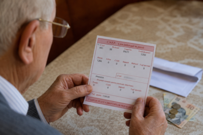 Calendarul plăților pentru pensii și alocații în august 2026. Ce sume primesc românii pe card și prin poștă