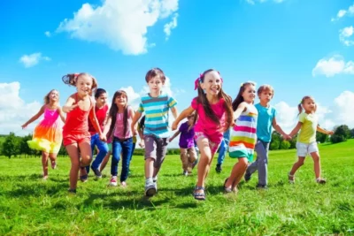 S-a aprobat calendarul școlar 2026-2027! Anunțul mult așteptat de elevi și părinți despre cele 5 vacanțe