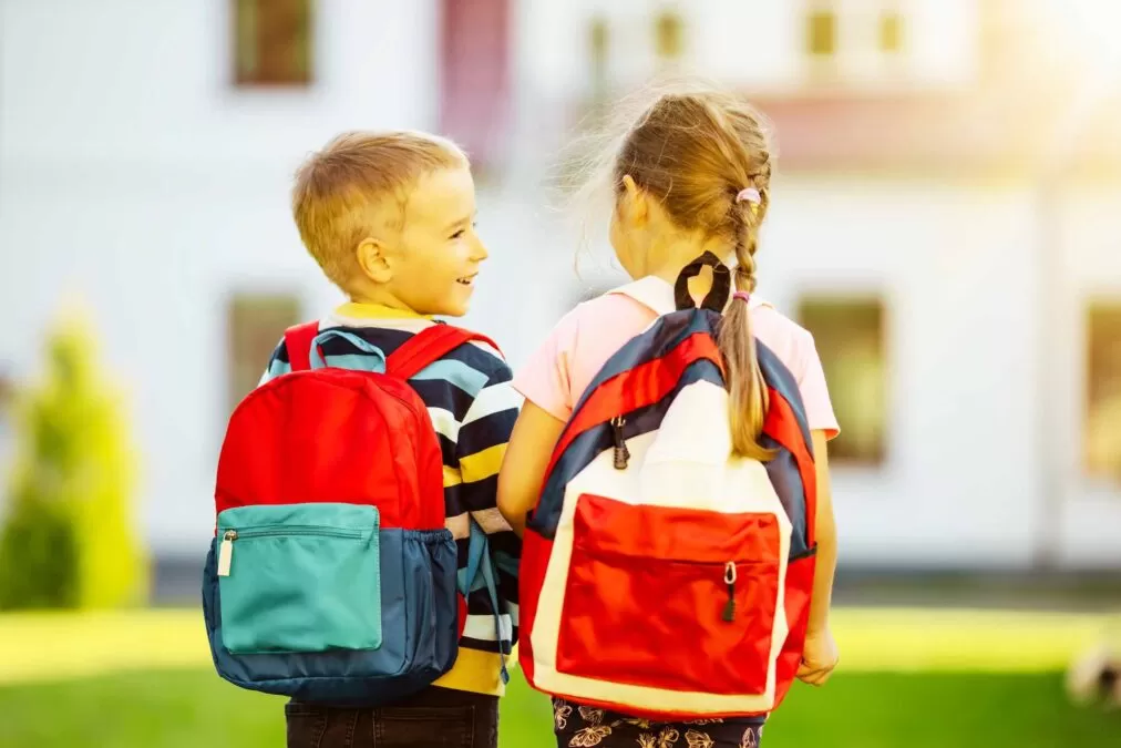 Detaliul vital pe care părinții îl ignoră când aleg ghiozdanul pentru școală