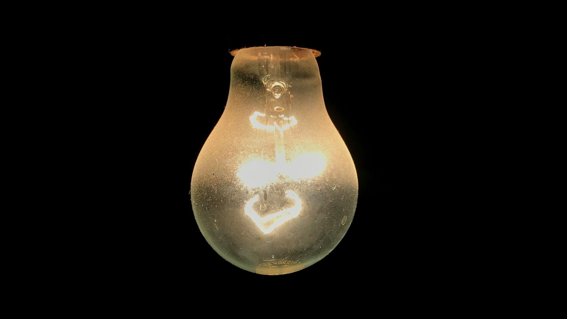 Cât curent au reușit românii să economisească seara, pe fondul crizei energetice. Cifrele oficiale