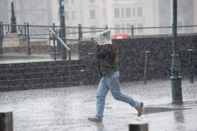 Răsturnare de situație la prognoza meteo! Furtuni violente și grindină lovesc Capitala și 9 județe.