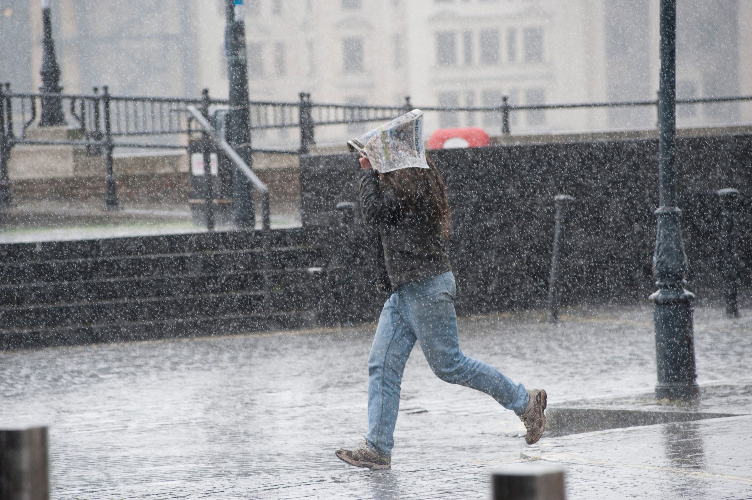 Răsturnare de situație la prognoza meteo! Furtuni violente și grindină lovesc Capitala și 9 județe.